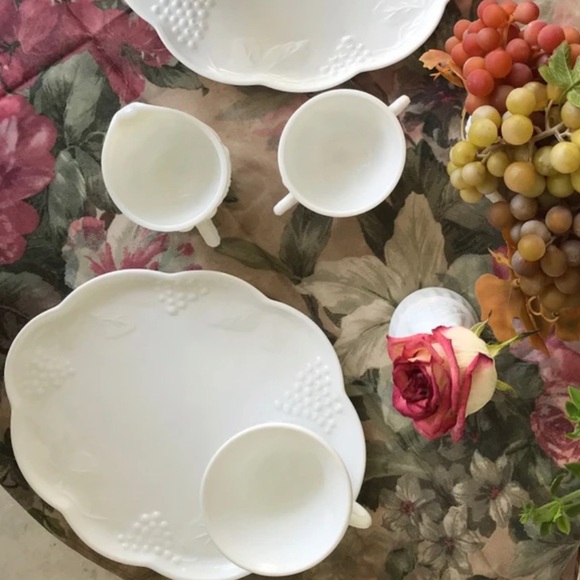 MILK GLASS LUNCHEON PARTY PLATE & PUNCH CUP SET VINTAGE 1950s APPETIZER - Picture 4 of 10